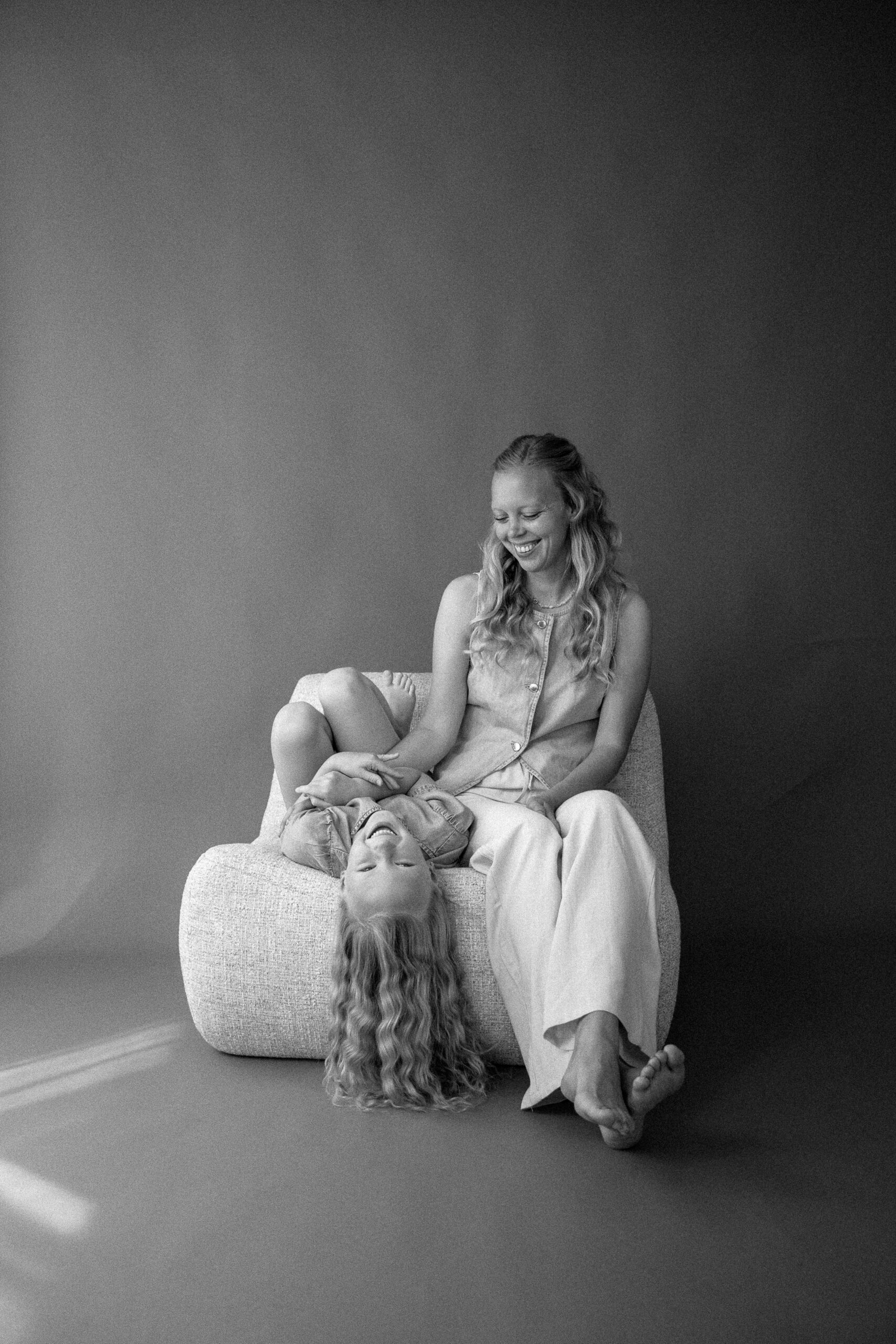 Moeder en dochter tijdens een motherhoodshoot in Studio JUMÉ