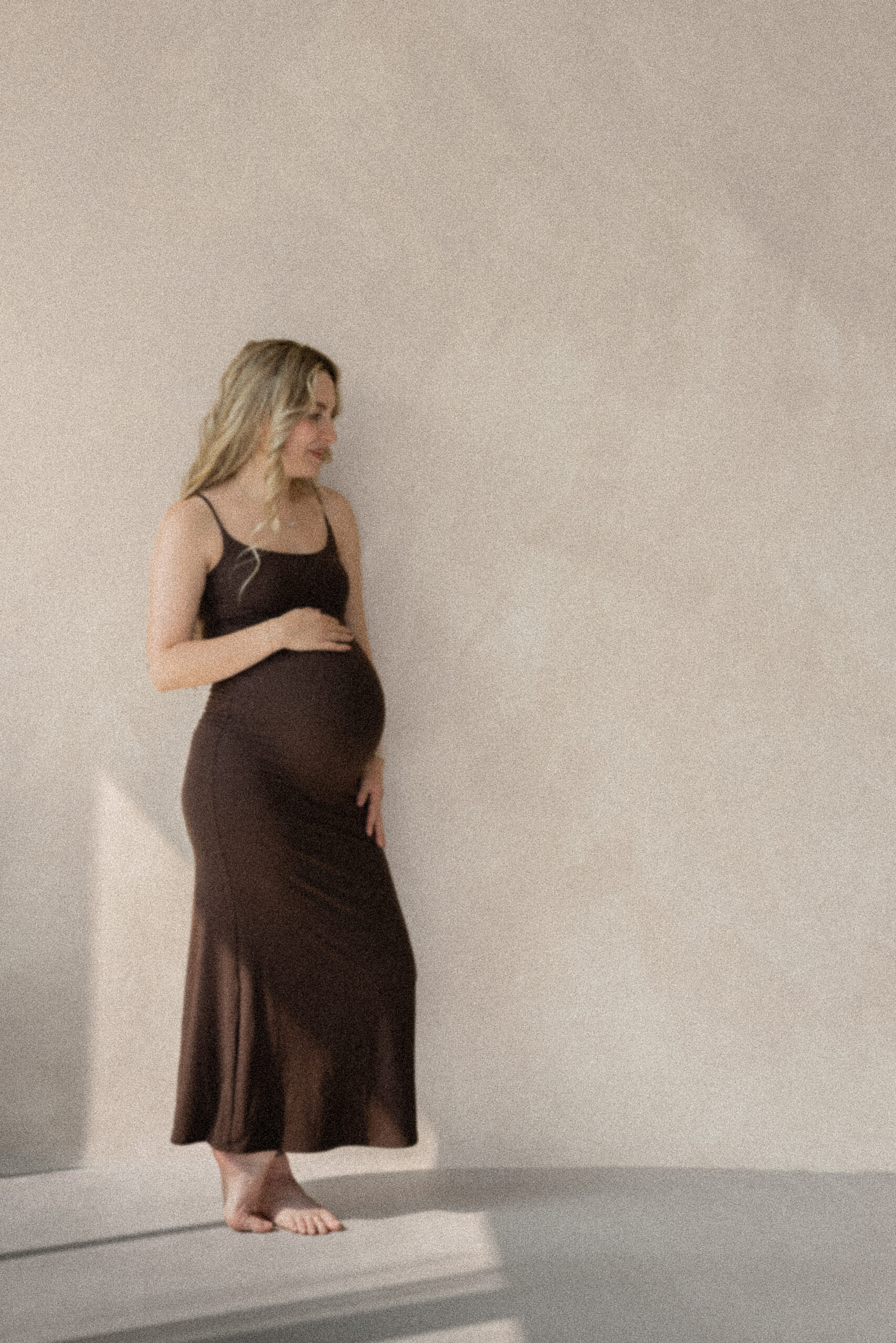 Zwangere vrouw tijdens een tijdloze zwangerschapsshoot in Studio JUMÉ